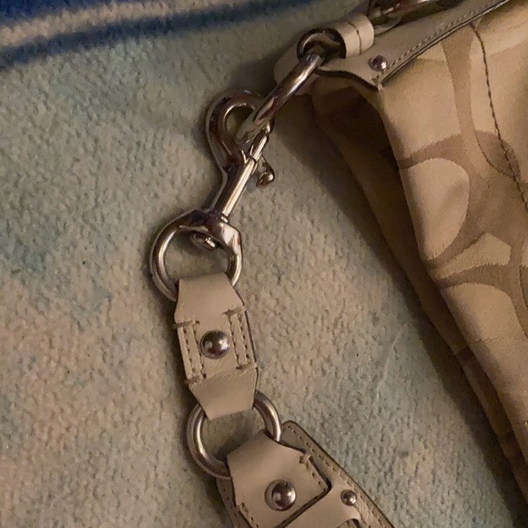 Coach needs to be use and not in bag. - Picture 7 of 8